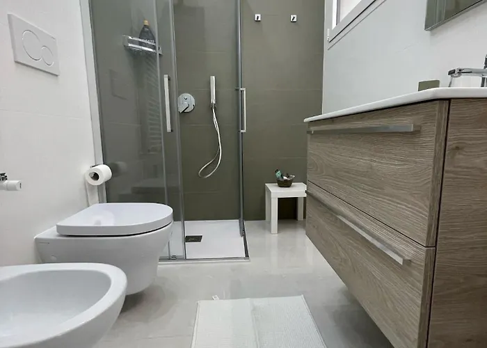 Holden House 3*