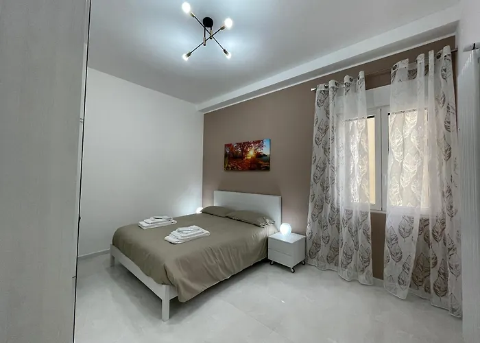 Holden House 3*